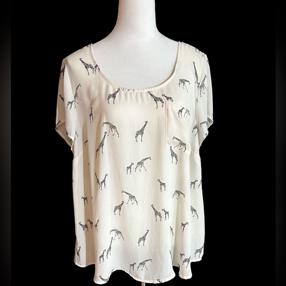 Pretty Torrid blouse, white with black giraffes - Picture 1 of 9